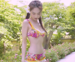 Khoe sân vườn rộng trăm mét, Ngọc Trinh cũng không quên 'trưng trổ' body căng đét như gái đôi mươi