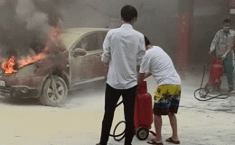 Hà Nội: Xe ô tô bốc cháy ngùn ngụt đúng lúc đang lùi vào đổ xăng