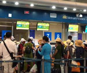 Sân bay Đà Nẵng tấp nập người làm thủ tục, nhiều khách mua vé giờ chót