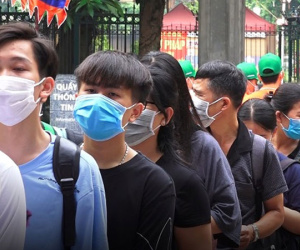 Video: Du khách đeo khẩu trang xếp hàng rửa tay, đo thân nhiệt tại Hà Nội
