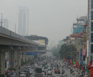 Bầu trời Hà Nội lại mù mịt dù đã giữa trưa, chất lượng không khí nhiều nơi ở mức tím - rất có hại cho sức khỏe