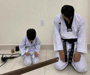 Võ sư đai đen vẫn phải sợ vợ, đi dạy về muộn phải quỳ dưới ảnh cưới như thường!