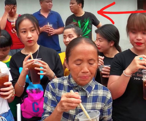 Bà Tân Vlog làm món mới mời các cháu nhưng biểu cảm của ai cũng nhăn nhó lạ thường