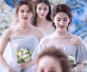 Dân mạng sốt rần rần với loạt ảnh hiếm hoi của Lưu Diệc Phi khi làm phù dâu, khí chất tiên tử không lẫn vào đâu được