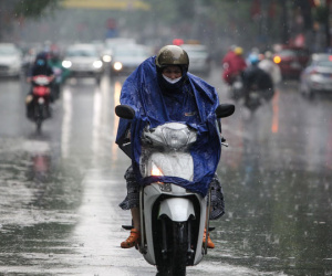 Ảnh: Hà Nội đón cơn mưa rào giải nhiệt, tạo cảm giác trong lành sau một ngày 'mù trời' vì không khí ô nhiễm