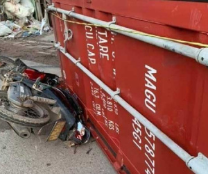 Thùng container rơi xuống đường đè chết một phụ nữ ở Bình Dương