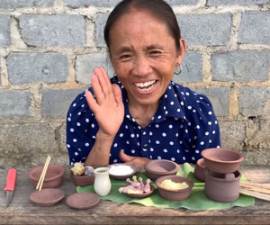 Hết siêu to khổng lồ, bà Tân Vlog bất ngờ chuyển sang làm đồ ăn siêu nhỏ với 'căn bếp' kỳ lạ, nấu xong cũng chỉ đủ cho bà thưởng thức một mình