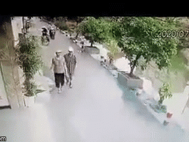 Video: Bị người phụ nữ đi xe đạp huých trúng, thanh niên chạy xe máy lao xuống sông