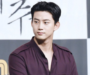 Đóng phim cùng Song Joong Ki, Ok Taecyeon làm trùm buôn ma túy khiến fan 'khó xử' vì không nên theo phe chính hay tà
