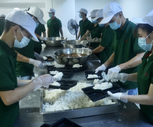 Nấu 800 suất ăn miễn phí phục vụ ba bệnh viện Đà Nẵng