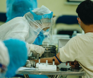 Ảnh: Hà Nội bắt đầu test nhanh Covid-19 những người về từ Đà Nẵng