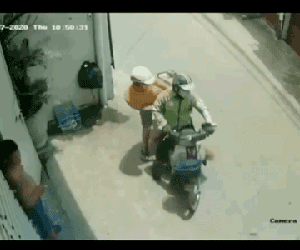 Chưa đợi khách kịp lên xe, ông chú tài xế 'não cá vàng' đã quay xe phóng một mạch đi mất hút