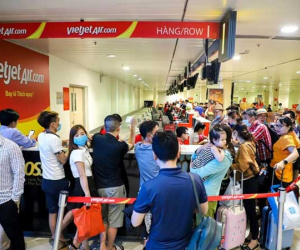 Lỡ chuyến bay vì ra muộn, hành khách nhổ nước bọt vào mặt nhân viên hàng không