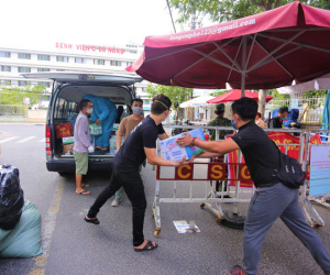 Người dân Đà Nẵng cùng mang nhu yếu phẩm 'tiếp tế' cho bệnh nhân, bác sĩ, công an trong khu cách ly: 'Các bạn cần gì cứ nói!'