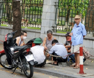 Bất chấp lệnh cấm từ 1/8, người Hà Nội vẫn có chỗ ngồi trà đá, vỉa hè chỉ vắng trước cơn mưa giông bất chợt