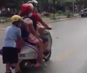 Clip: Người đàn ông 'đèo' 3 con nhỏ theo kiểu làm xiếc giữa đường, vị trí của bé trai phía sau khiến nhiều người kinh hãi