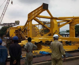 Cần cẩu khổng lồ đổ sập, 11 người thiệt mạng