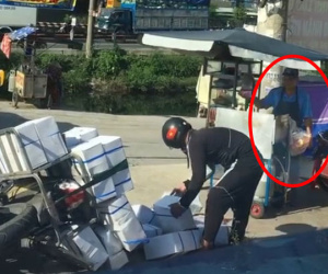 Cả chiếc xe hàng đổ ra đường gây ùn tắc nhưng chẳng hề nhận được bất kỳ sự giúp đỡ nào, sự vô cảm đã lần át đi tình người