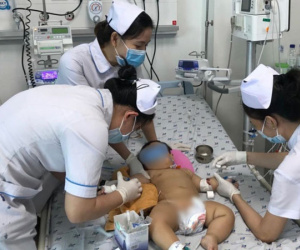 Tập đi trên xe nôi, bé gái 9 tháng tuổi bị điện giật bỏng nặng, hôn mê