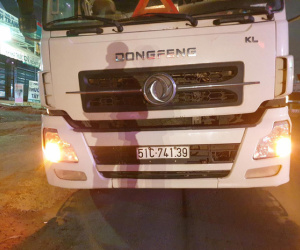 Người dân truy đuổi xe container cán chết người, bỏ chạy trong đêm