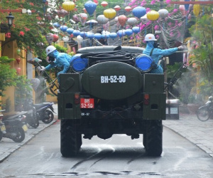 Phun hóa chất khử khuẩn phố cổ Hội An