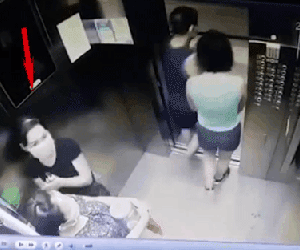 Video: 2 người phụ nữ lấm lét nhìn camera thang máy và pha "cầm nhầm" chai nước rửa tay khô