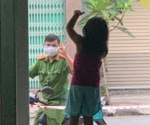Hình ảnh chiến sĩ công an vùng 'tâm dịch' Đà Nẵng đi qua nhà, vẫy chào con gái qua khung cửa kính gây xúc động