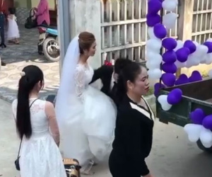Cô dâu ngỡ ngàng nhìn chiếc xe hoa mang đậm phong cách 'quê hương', chú rể sau đó đã có một hành động khiến tất cả trầm trồ