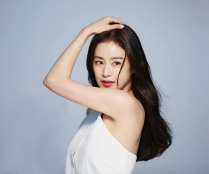 Loạt ảnh 'tranh thủ chụp test máy' của Kim Tae Hee gây sốt vì đẹp như tạp chí