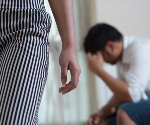 Sau phiên tòa ly hôn, chồng tôi về dọn đồ nhưng qua camera tôi thấy anh mang theo chiếc túi lạ, nghi ngờ nên tôi giật lấy và choáng váng vô cùng