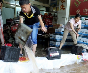 Lũ lụt, Covid-19 tái bùng phát đe dọa phục hồi kinh tế ở Trung Quốc
