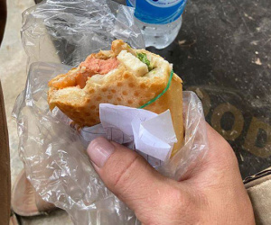Cả tháng ăn sáng bánh mì mới tích cóp được quỹ đen hơn triệu, anh chồng khóc không ra nước mắt vì bị chính con mình 'vạch mặt'