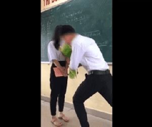 Nam sinh đem hết can đảm quỳ gối tặng hoa để tỏ tình ngày cuối cấp, không ngờ nhận được phản ứng đầy ngọt ngào của crush