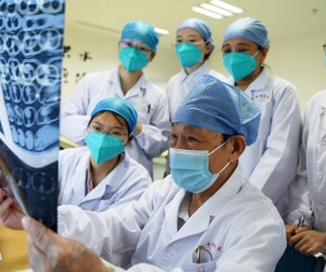 Bác sĩ già nhất Vũ Hán khỏi Covid-19 sau 5 tháng