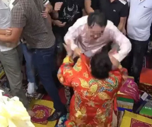 Đồng thầy Hải Phòng xé áo cô đồng ở Phủ Dầy: Thủ nhang nói họ dẫn theo nhiều người, có hành động côn đồ