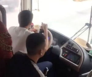 Tài xế xe khách giường nằm ăn mỳ tôm trong lúc lái xe tốc độ cao