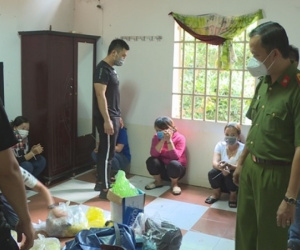 Phớt lờ giãn cách xã hội, 19 con bạc thuê nhà nghỉ để sát phạt