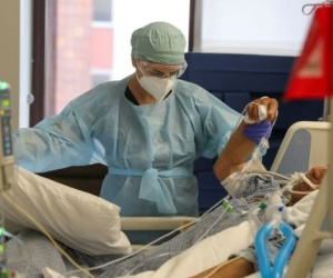 Bác sĩ nói về kịch bản Covid-19 kéo dài nhiều năm: Người dân phải mang thẻ chứng nhận miễn nhiễm virus, trường học, nhà hàng có trạm xét nghiệm nhanh
