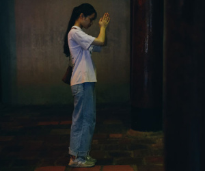 Ảnh: Sĩ tử đội mưa thắp hương cầu may ở Văn Miếu trước kỳ thi THPT