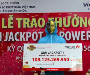Chủ nhân giải Vietlott 108 tỷ: Mặc 'full giáp bảo hộ' đi nhận thưởng, ủng hộ liền tay 1,7 tỷ chống dịch COVID-19