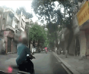 Video: Đột ngột dừng xe chặn đầu ô tô, ông chú rút điếu thuốc ra hút, thách thức tài xế