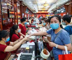 Ảnh: Giá vàng liên tục 'lên đỉnh', dân Hà Nội đổ xô đi bán nhưng vẫn kiên nhẫn xếp hàng, nghiêm túc phòng dịch