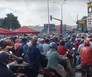 Video: Người dân nhích xe từng chút một do xuất hiện 'hố tử thần' sau trận mưa lớn ở Sài Gòn