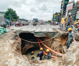 Cận cảnh hố 'tử thần' khổng lồ ngay ngã tư ở Sài Gòn, nguyên nhân do cống tôn bị vỡ gây sụt đường