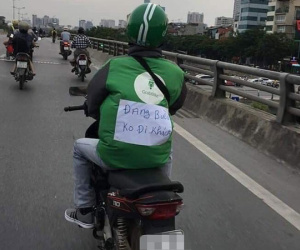 Tờ thông báo dán sau lưng tài xế Grab khiến người đi đường tò mò, đọc rồi ai cũng bật cười