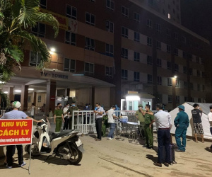 Hà Nội: Lập rào chắn khu chung cư trong đêm vì có ca nghi nhiễm Covid-19