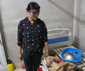 Ứa nước mắt nghe tâm sự và ước mơ của người vợ 20 năm chăm chồng mù, bại liệt.