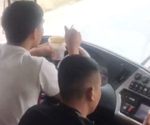 Tước giấy phép lái xe của tài xế vừa ăn mỳ tôm vừa lái xe khách