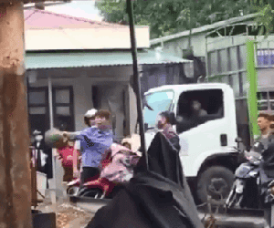 Video: Nữ nhân viên cầm mũ cối đập vào người đàn ông cố vượt thanh chắn tàu