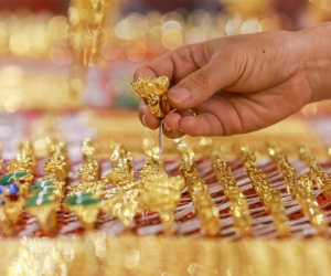 Giá vàng hôm nay 9/8: Cú sụt bất ngờ, nhiều người lo lắng